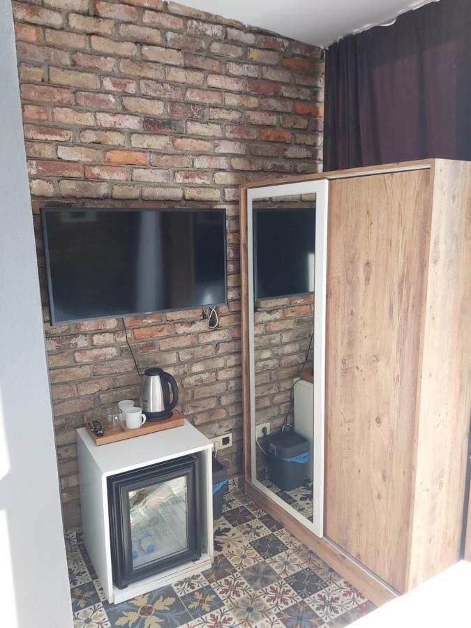 Utarit Hotel Istanbul Exterior photo A television and a kettle in a hotel room