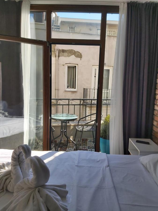 Utarit Hotel Istanbul Exterior photo A room at the hotel