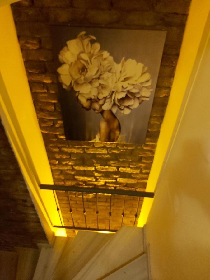 Utarit Hotel Istanbul Exterior photo The staircase