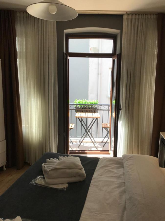 Utarit Hotel Istanbul Exterior photo A room at the hotel
