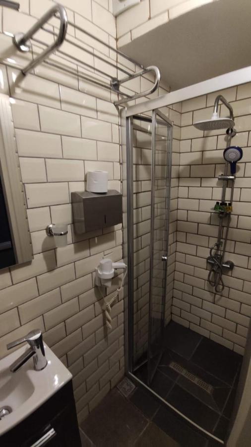 Utarit Hotel Istanbul Exterior photo A shower cubicle