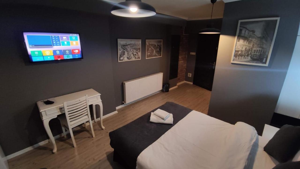 Utarit Hotel Istanbul Exterior photo A room at the hotel