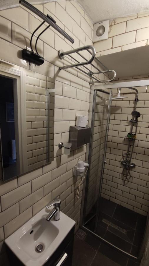 Utarit Hotel Istanbul Exterior photo A shower cubicle