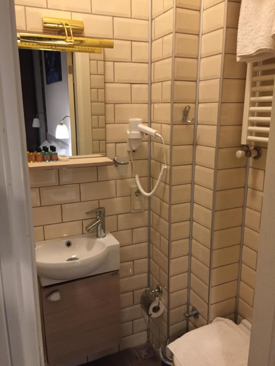 Utarit Hotel Istanbul Exterior photo A shower cubicle