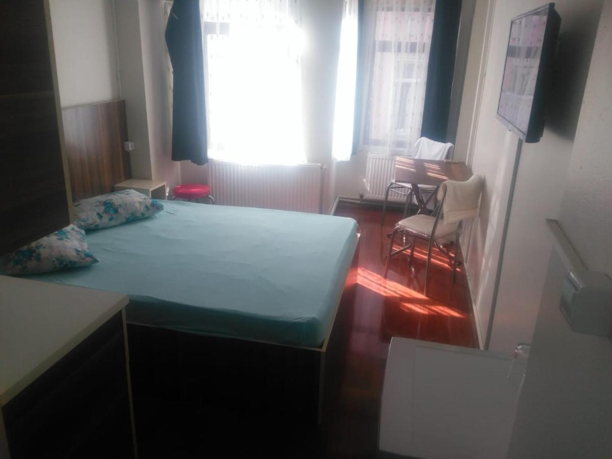 Utarit Hotel Istanbul Exterior photo A room at the hostel