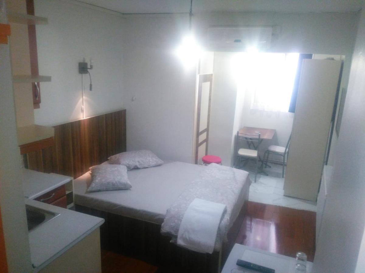 Utarit Hotel Istanbul Exterior photo A room at the hotel